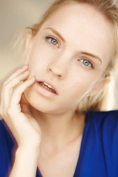 Retrato de mujer joven en vestido azul —  Fotos de Stock