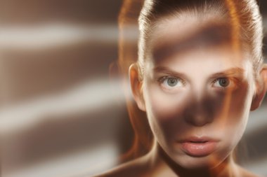 Sanatsal ışık bir kadın portresi