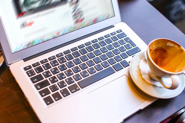 Laptop en kopje koffie — Stockfoto