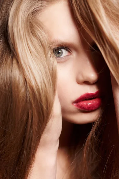 Rosso dai capelli donna sparare in studio — Foto Stock