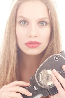 Sarışın kadın eski video kamera tutarak