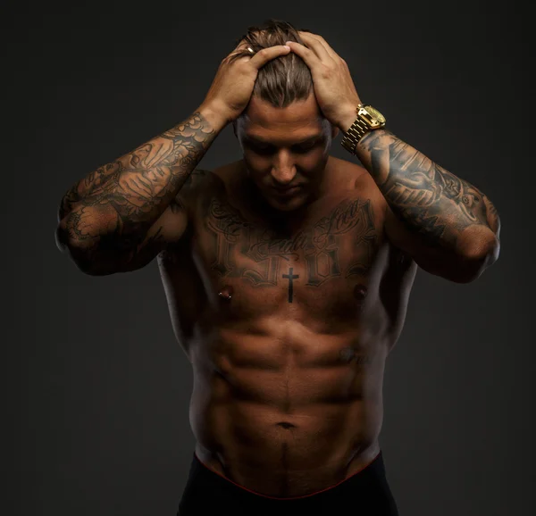 Hombre musculoso con tatuajes — Foto de Stock