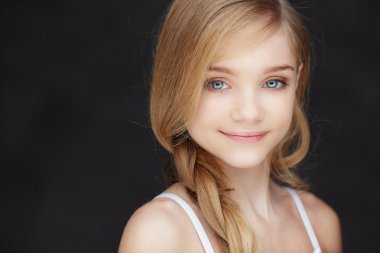 güzel uzun saçlı küçük bir kız