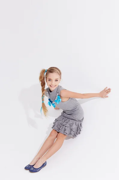 Niedliches kleines Mädchen in einem Kleid — Stockfoto