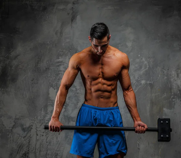 Muscular cara em shorts azuis — Fotografia de Stock