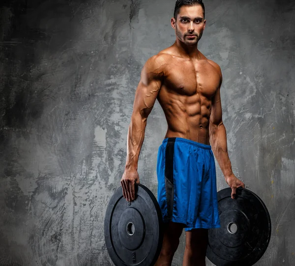 Musculoso chico en pantalones cortos azules — Foto de Stock