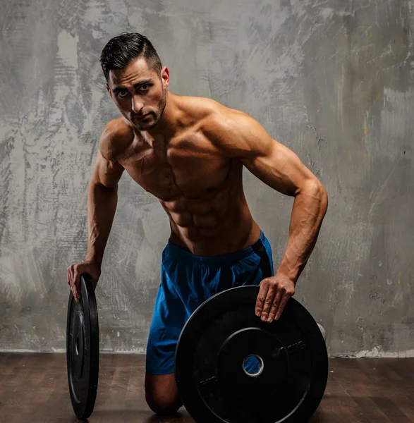 Muscular cara em shorts azuis — Fotografia de Stock