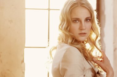 sarışın kadın kılığında