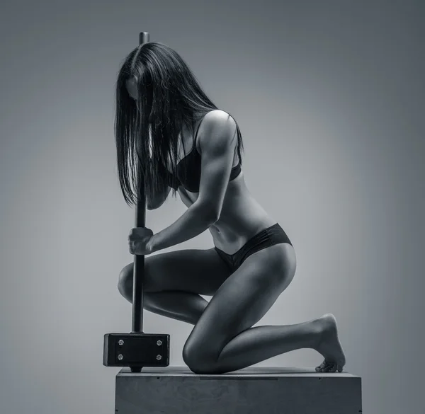 Kobieta stojąc na kolana — Zdjęcie stockowe