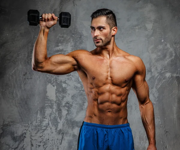 Atrakcyjny facet mięśni — Zdjęcie stockowe