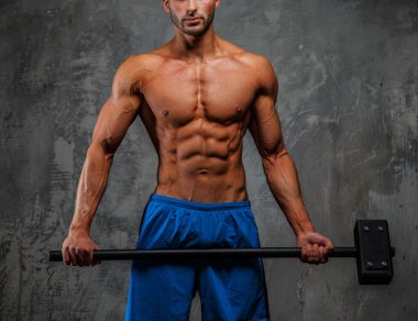 Kas gömleksiz fitness adam