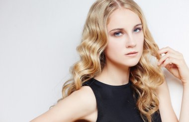 Siyah elbiseli sarışın kadın