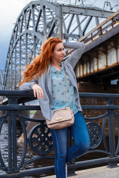 Rödhårig tjej poserar nära floden — Stockfoto