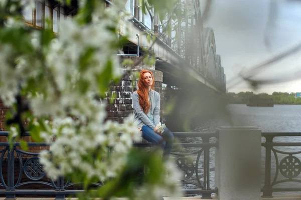 Redhead vrouw die zich voordeed op straat — Stockfoto