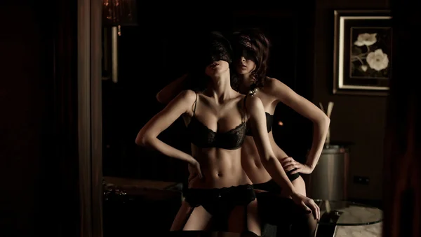 Twee saxy meisjes in ondergoed — Stockfoto