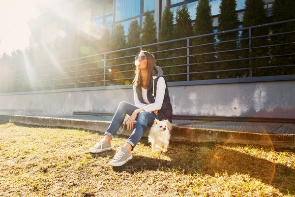 Roztomilá žena s malým psem — Stock fotografie