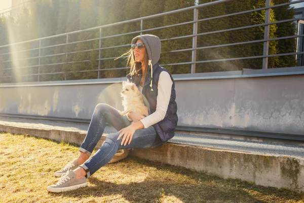 Linda hembra con perro pequeño —  Fotos de Stock