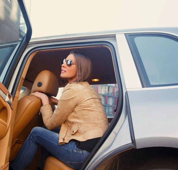 Femme occasionnelle posant dans la voiture — Photo