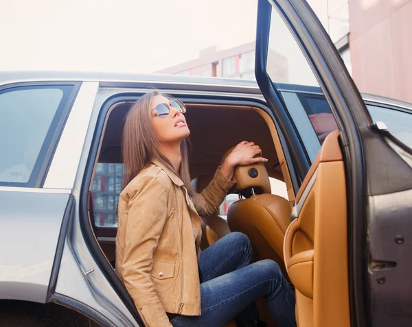 Mujer casual posando en el coche — Foto de Stock