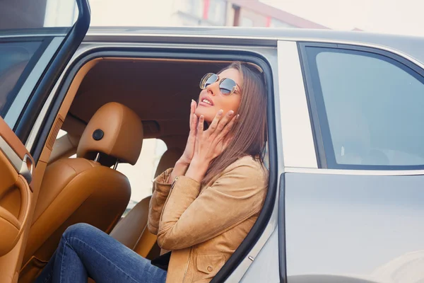 Mujer casual posando en el coche — Foto de Stock