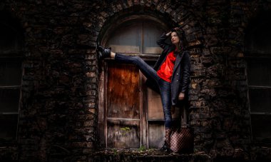 Eski pencere üzerinde poz Casula kız