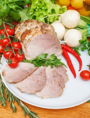 Beyaz tabakta sebze jambon