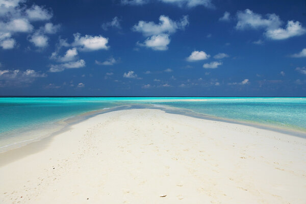 Океан, пляж и голубое небо
