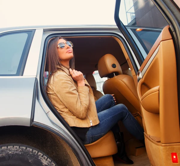 Casual girl in sunglasses — Stock Photo, Image