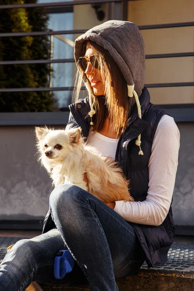 Chica casual en gafas de sol — Foto de Stock