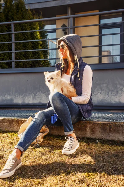 Chica casual con perro pequeño — Foto de Stock