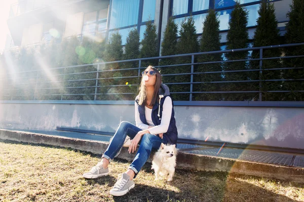 Menina casual com cão pequeno — Fotografia de Stock