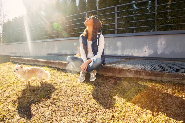Menina casual com cão pequeno — Fotografia de Stock