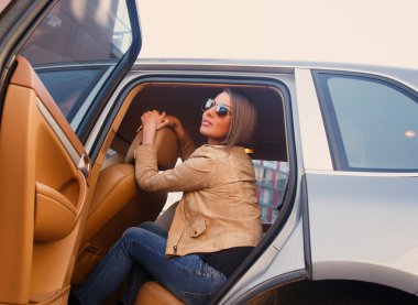 Bir arabada gülümseyen casual kız