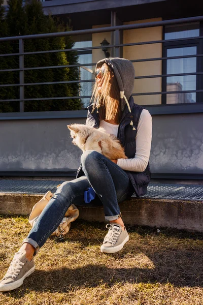 Casual girl with small dog — Stock Photo, Image