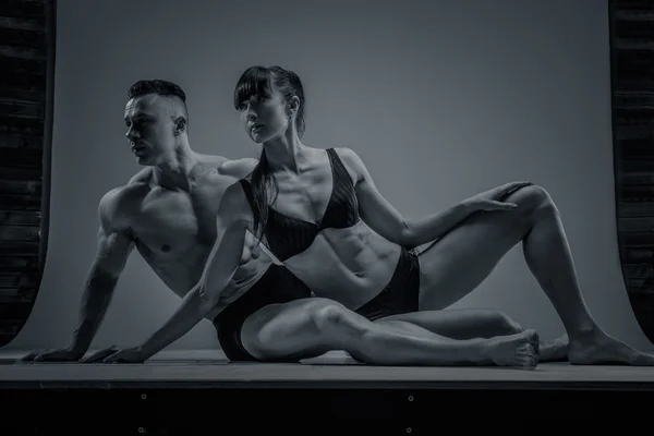 Shirtless bodybuilders paar poseren in studio — Stockfoto