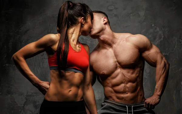 Kulturysta całować jego kobieta fitness — Zdjęcie stockowe