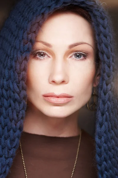 Mulher em cachecol azul — Fotografia de Stock