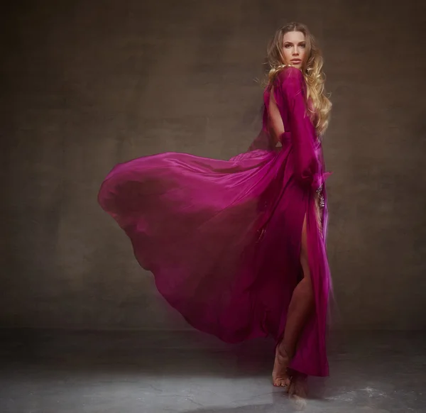 Mujer rubia en vestido rojo —  Fotos de Stock