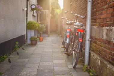 Taş duvarının yakınında iki bycicles 
