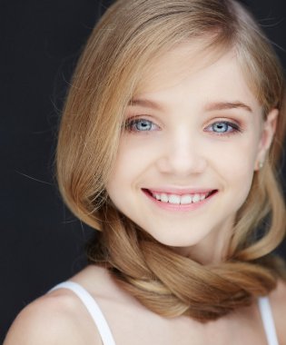 Mavi gözlü sevimli güleryüzlü kız. 