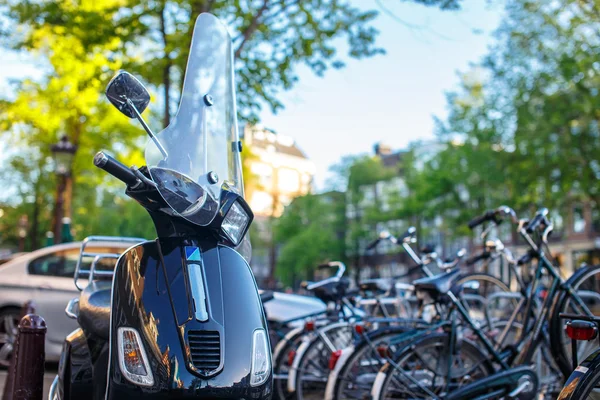 Modern auf der Straße verspottet. — Stockfoto