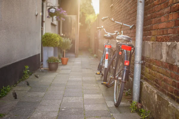 Δύο bycicles κοντά στο πέτρινο τοίχο — Φωτογραφία Αρχείου