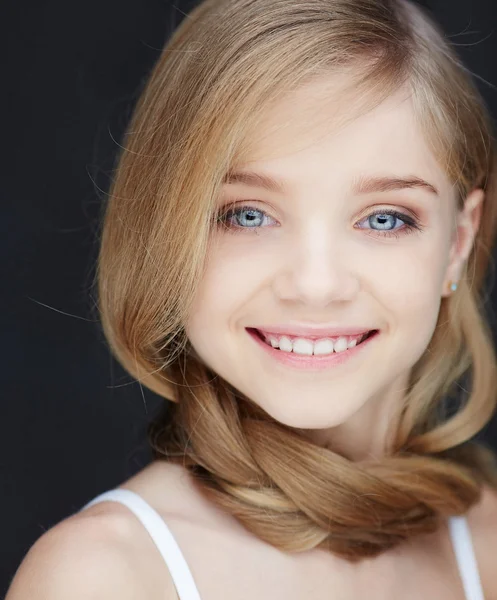 Menina sorrindo bonito com olhos azuis . — Fotografia de Stock