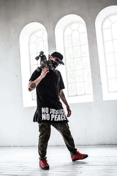 Gangsta σκέιτερ στον μάσκα με skateboard. — Φωτογραφία Αρχείου