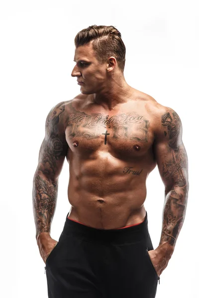 Impressionnant homme musculaire avec tatouage — Photo