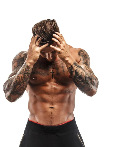 Impressionante uomo muscolare con tatuaggio — Foto Stock