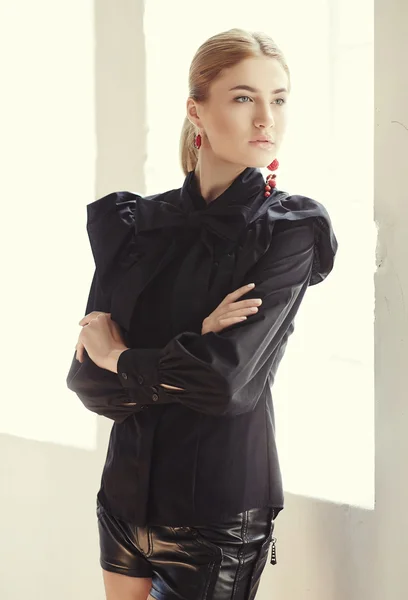 Mulher loira em roupas pretas — Fotografia de Stock