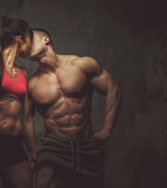 Mujer y hombre culturistas posando en estudio — Foto de Stock