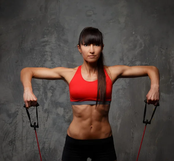 Fitness-Frau mit Expander — Stockfoto