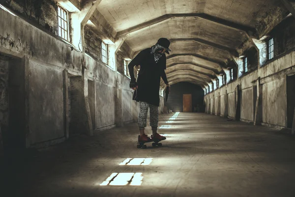 Skater in gezichtsmasker. — Stockfoto